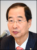 한덕수(경제기관단체인/전국무총리/한국무역협회회장)
한덕수<사진>한국무역협회(무협) 회장이 현재 엔화 약세 현상이 내년에도 계속될 수 있다고 경고했다. 내년도 전체적인 수출은 6.4% 증가하는 등 순항이 예상되지만 엔저가 여전히 한국 수출의 발목을 잡을 공산이 크다는 전망이다.