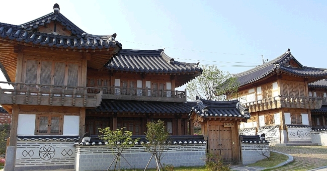 전남 영암에서 전남도시개발공사가 130억원을 들여 지은 한옥호텔 영산재