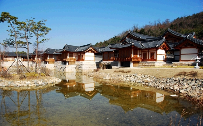경주의 한옥호텔인 라궁은 신라의 궁궐이라는 의미로 명명돼 드라마 ‘꽃보다 남자’, 예능 ‘무한도전’ 등의 촬영 장소로 활용되면서 인지도를 높인 경우다. 전통 한옥에 현대적인 건축기술을 접목해 우리나라 전통문화를 대변하는 새로운 개념의 숙박시설로 거듭났다는 평가를 받고 있다.