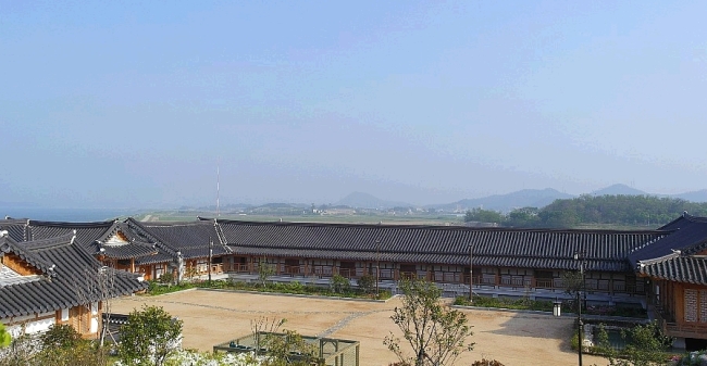 경주의 한옥호텔인 라궁은 신라의 궁궐이라는 의미로 명명돼 드라마 ‘꽃보다 남자’, 예능 ‘무한도전’ 등의 촬영 장소로 활용되면서 인지도를 높인 경우다. 전통 한옥에 현대적인 건축기술을 접목해 우리나라 전통문화를 대변하는 새로운 개념의 숙박시설로 거듭났다는 평가를 받고 있다.