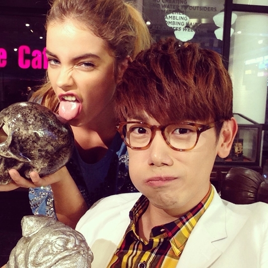 바바라팔빈(좌부터/BarbaraPalvin/모델),에릭남(남윤도/가수)
세계적인 모델 바바라 팔빈이 MBC ‘섹션TV 연예통신’ 리포터인 에릭 남(25)의 전화번호를 요청한 것으로 알려져 눈길을 끌고 있다.