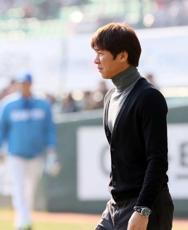 임창용(야구선수/사아이안스소속팀시카고컵스투수)
South Korean pitcher Lim Chang-yong became a free agent on Tuesday after the Chicago Cubs declined to offer him a contract.