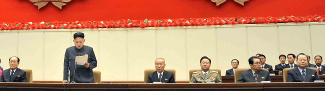 김정은(정치인/북한국방위원회제1위원장)
North Korean leader Kim Jong-un (left) is seen with his top aides including his uncle Jang Song-thaek (right) at a meeting on Jan. 28.   Yonhap News