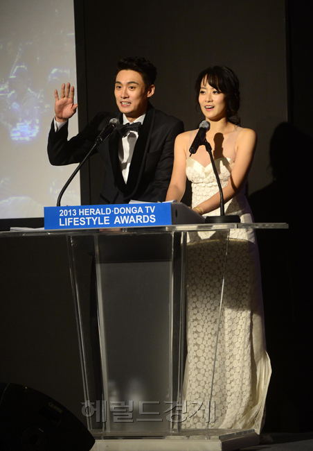 오상진(좌부터/MC/전아나운서),류현경(탤런트/영화배우)
2013헤럴드 동아TV 라이프스타일 어워드가 3일 서울 여의도 콘래드서울 호텔에서 열린 가운데 아나운서 오상진과 배우 류현경이 사회를 보고 있다.