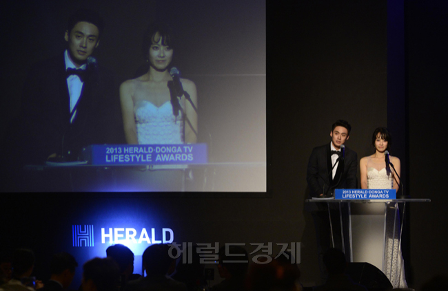 오상진(좌부터/MC/전아나운서),류현경(탤런트/영화배우)
2013헤럴드 동아TV 라이프스타일 어워드가 3일 서울 여의도 콘래드서울 호텔에서 열린 가운데 아나운서 오상진과 배우 류현경이 사회를 보고 있다.