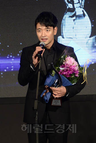 배수빈(윤태욱/탤런트/영화배우)
2013헤럴드 동아TV 라이프스타일 어워드가 3일 서울 여의도 콘래드서울 호텔에서 열린 가운데 동아TV 선정 올해의 베스트 스타일 남여 부분에 수상한 배우 배수빈이 수상소감을 밝히고 있다.