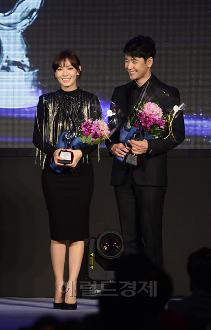 김소연(좌부터/탤런트/영화배우),배수빈(윤태욱/탤런트/영화배우)
2013헤럴드 동아TV 라이프스타일 어워드가 3일 서울 여의도 콘래드서울 호텔에서 열린 가운데 동아TV 선정 올해의 베스트 스타일 남여 부분에 수상한 배우 배수빈과 김소연이 환하게 웃고 있다.