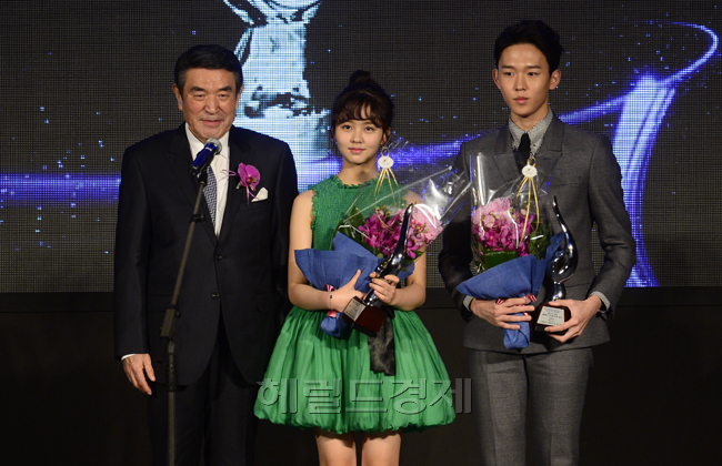 남궁원(좌부터/홍경일/영화배우/탤런트),김소현(탤런트/영화배우),연준석(영화배우/탤런트)
2013헤럴드 동아TV 라이프스타일 어워드가 3일 서울 여의도 콘래드서울 호텔에서 열린 가운데동아TV 선정 올해의 스타일 아이콘루키 남여 부분에 수상한 배우 연준석과 배우 김소현이 남궁원 (주)헤럴드 명예회장 겸 한국영화인협회 회장(사진 맨 왼쪽)과 기념촬영을 하고 있다.