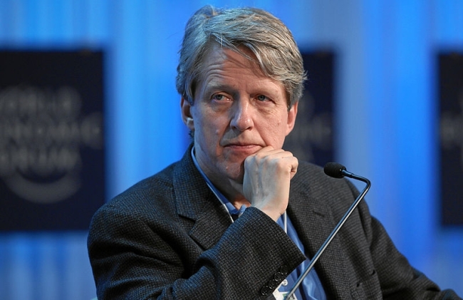 로버트쉴러(RobertShiller/교수/예일대학교교수)
올해 미국 주식시장이 유례없는 호황을 만끽하고 있는 가운데, 내년에도 산타 랠리의 연장선이 계속 이어질 것이란 전망과 함께 이것이 지속된다면 버블붕괴가 더욱 우려된다는 조심스런 예측도 나왔다.