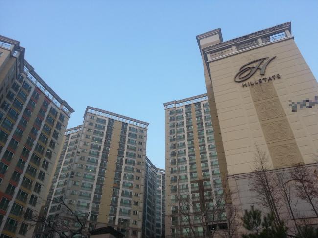정부의 12ㆍ3 부동산대책 후속조치 발표로 대기 주택수요가 서서히 움직이는 등 비수기 주택거래가 살아나는 분위기다. 사진은 이번 공유형 모기지의 매입 대상 주택이 밀집한 서울 은평구 불광동의 한 아파트 단지