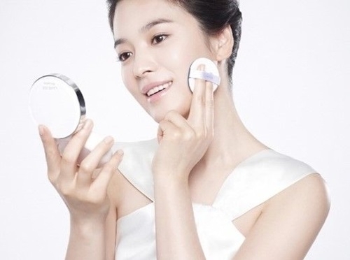 송혜교(탤런트/영화배우)
배우 송혜교가 모델로 활동중인 화장품 제품이 아시아를 휩쓸며 인기몰이중이다.