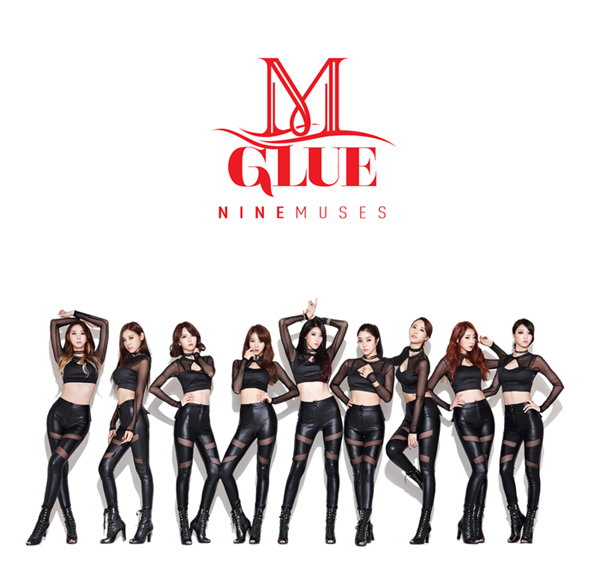 나인뮤지스가 디지털 싱글 ‘글루(GLUE)’의 음원과 뮤직비디오를 4일 정오에 공개한다.
‘글루’는 듀스 D.O(이현도)의 보코더 사운드가 돋보이는 펑키 디스코 리듬의 곡으로 그동안 나인뮤지스와 호흡을 맞춰온 스윗튠(Sweetune)의 작품이다. 이에 앞서 나인뮤지스는 공식 트위터(https://twitter.com/9muses_)를 통해 멤버 9명의 단체 이미지를 공개했다.