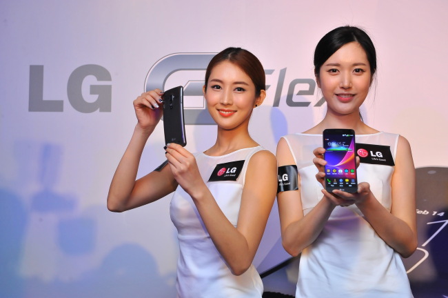 홍콩의 차터 하우스 빌딩에서 행사 도우미들이 ‘G 플렉스’를 선보이고 있다. ［사진제공= LG전자］