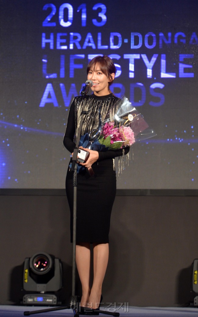 3일 저녁 서울 여의도 콘래드 서울 그랜드볼룸에서 (주)동아TV, (주)헤럴드주최로 2013 헤럴드-동아TV라이프스타일 어워즈가 성황리에 열렸다. 수상자가 기념촬영을 하고 있다.<br />이상섭 기자babtong@heraldcorp.com 2013.12.03
3일 저녁 서울 여의도 콘래드 서울 그랜드볼룸에서 (주)동아TV, (주)헤럴드주최로 2013 헤럴드-동아TV라이프스타일 어워즈가 성황리에 열렸다. 수상자가 기념촬영을 하고 있다.
이상섭 기자babtong@heraldcorp.com 2013.12.03
3일 저녁 서울 여의도 콘래드 서울 그랜드볼룸에서 (주)동아TV, (주)헤럴드주최로 2013 헤럴드-동아TV라이프스타일 어워즈가 성황리에 열렸다. 수상자가 기념촬영을 하고 있다.
이상섭 기자babtong@heraldcorp.com 2013.12.03