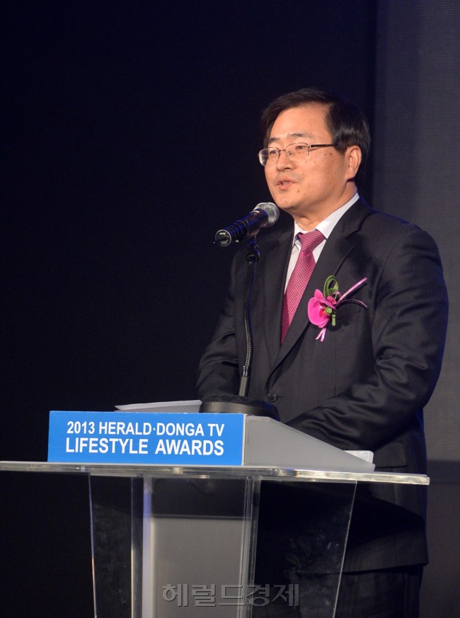 3일 저녁 서울 여의도 콘래드 서울 그랜드볼룸에서 (주)동아TV, (주)헤럴드주최로 2013 헤럴드-동아TV라이프스타일 어워즈가 성황리에 열렸다. 동아TV 조진래 대표이사가 인사말을 하고 있다.<br />이상섭 기자babtong@heraldcorp.com 2013.12.03
3일 저녁 서울 여의도 콘래드 서울 그랜드볼룸에서 (주)동아TV, (주)헤럴드주최로 2013 헤럴드-동아TV라이프스타일 어워즈가 성황리에 열렸다. 동아TV 조진래 대표이사가 인사말을 하고 있다.
이상섭 기자babtong@heraldcorp.com 2013.12.03
3일 저녁 서울 여의도 콘래드 서울 그랜드볼룸에서 (주)동아TV, (주)헤럴드주최로 2013 헤럴드-동아TV라이프스타일 어워즈가 성황리에 열렸다. 동아TV 조진래 대표이사가 인사말을 하고 있다.
이상섭 기자babtong@heraldcorp.com 2013.12.03