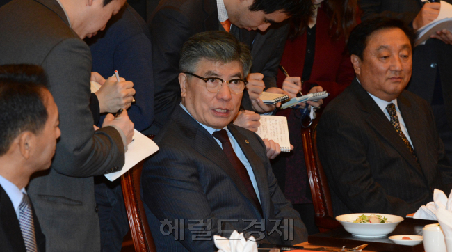 김중수(금융인/전대학총장/한국은행총재)
김중수 한국은행 총재는 4일 위기 재발을 막기 위한 글로벌 금융규제가 중소기업의 ‘자금 숨통’을 죄는 상황이 발생할 수 있다고 밝혔다.