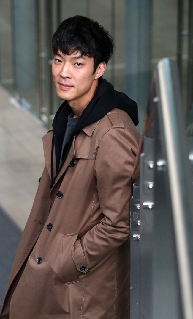 이호재(영화감독)
2009년 늦여름의 20대 청춘 4명의 인생을 이호재 감독(27)은 딱 두 가지의 선택지로 설명했다. 학교를 다니기 위해선 은행에서 빚을 내거나 시급 몇 천원에 목매달아야 했다. 한국에서 20대로 산다는 것을 이보다 더 적나라하게 보여주는 말이 있을까. 당시 20대 초중반이었던 이 감독과 하승엽, 이현학, 김휘 등 영화전공 대학생 4명은 여름 내내 아르바이트(부업)를 뛰었지만, 손에 쥔 돈은 각자 200만원씩 뿐이었다.