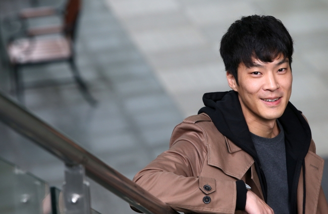 이호재(영화감독)
2009년 늦여름의 20대 청춘 4명의 인생을 이호재 감독(27)은 딱 두 가지의 선택지로 설명했다. 학교를 다니기 위해선 은행에서 빚을 내거나 시급 몇 천원에 목매달아야 했다. 한국에서 20대로 산다는 것을 이보다 더 적나라하게 보여주는 말이 있을까. 당시 20대 초중반이었던 이 감독과 하승엽, 이현학, 김휘 등 영화전공 대학생 4명은 여름 내내 아르바이트(부업)를 뛰었지만, 손에 쥔 돈은 각자 200만원씩 뿐이었다.