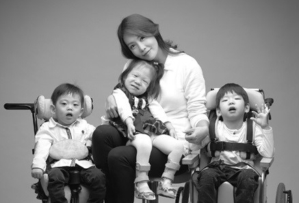 김정은(탤런트/영화배우)
배우 김정은이 조세현 사진작가가 진행하는 ‘천사들의 편지’ 프로젝트 사진을 4일 공개했다.
　