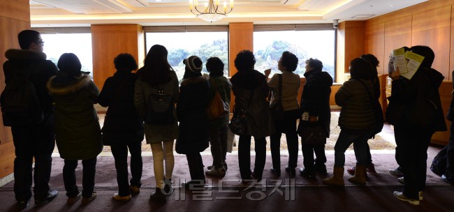 롯데백화점 본점이 사상 최초로 4일 오전 서울 소공동 롯데호텔 3층 사파이어볼룸에서 ‘2013년 총결산 패션잡화 브랜드 패밀리세일’을 진행하고 있는 가운데 사은품을 받기위한 고객들이 길게 줄지어 서 있다. 이번 행사는 <br />구두, 패션잡화, 화장품, 액세서리 브랜드 등 총 80여개 브랜드가 참가해 50억 물량을 최대 90% 할인판매 하는 알뜰행사로 단 하루 진행된다. 박해묵 기자/mook@heraldcorp.com
롯데백화점 본점이 사상 최초로 4일 오전 서울 소공동 롯데호텔 3층 사파이어볼룸에서 ‘2013년 총결산 패션잡화 브랜드 패밀리세일’을 진행하고 있는 가운데 사은품을 받기위한 고객들이 길게 줄지어 서 있다. 이번 행사는
구두, 패션잡화, 화장품, 액세서리 브랜드 등 총 80여개 브랜드가 참가해 50억 물량을 최대 90% 할인판매 하는 알뜰행사로 단 하루 진행된다. 박해묵 기자/mook@heraldcorp.com
롯데백화점 본점이 사상 최초로 4일 오전 서울 소공동 롯데호텔 3층 사파이어볼룸에서 ‘2013년 총결산 패션잡화 브랜드 패밀리세일’을 진행하고 있는 가운데 사은품을 받기위한 고객들이 길게 줄지어 서 있다. 이번 행사는
구두, 패션잡화, 화장품, 액세서리 브랜드 등 총 80여개 브랜드가 참가해 50억 물량을 최대 90% 할인판매 하는 알뜰행사로 단 하루 진행된다. 박해묵 기자/mook@heraldcorp.com