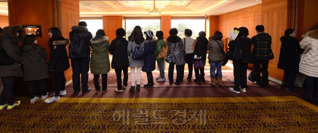 롯데백화점 본점이 사상 최초로 4일 오전 서울 소공동 롯데호텔 3층 사파이어볼룸에서 ‘2013년 총결산 패션잡화 브랜드 패밀리세일’을 진행하고 있는 가운데 사은품을 받기위한 고객들이 길게 줄지어 서 있다. 이번 행사는 <br />구두, 패션잡화, 화장품, 액세서리 브랜드 등 총 80여개 브랜드가 참가해 50억 물량을 최대 90% 할인판매 하는 알뜰행사로 단 하루 진행된다. 박해묵 기자/mook@heraldcorp.com
롯데백화점 본점이 사상 최초로 4일 오전 서울 소공동 롯데호텔 3층 사파이어볼룸에서 ‘2013년 총결산 패션잡화 브랜드 패밀리세일’을 진행하고 있는 가운데 사은품을 받기위한 고객들이 길게 줄지어 서 있다. 이번 행사는
구두, 패션잡화, 화장품, 액세서리 브랜드 등 총 80여개 브랜드가 참가해 50억 물량을 최대 90% 할인판매 하는 알뜰행사로 단 하루 진행된다. 박해묵 기자/mook@heraldcorp.com
롯데백화점 본점이 사상 최초로 4일 오전 서울 소공동 롯데호텔 3층 사파이어볼룸에서 ‘2013년 총결산 패션잡화 브랜드 패밀리세일’을 진행하고 있는 가운데 사은품을 받기위한 고객들이 길게 줄지어 서 있다. 이번 행사는
구두, 패션잡화, 화장품, 액세서리 브랜드 등 총 80여개 브랜드가 참가해 50억 물량을 최대 90% 할인판매 하는 알뜰행사로 단 하루 진행된다. 박해묵 기자/mook@heraldcorp.com