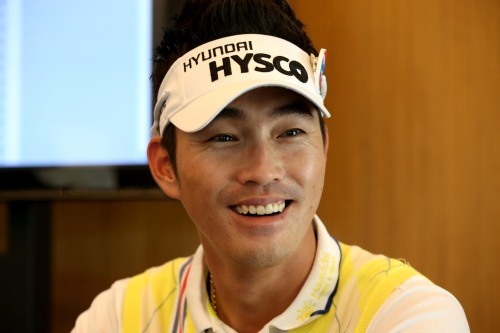 김형성(골퍼/현대하이스코)
김형성(33ㆍ현대 하이스코)은 현재 일본프로골프투어(JGTO)를 주무대로 뛰고 있는 선수다. 올해 6개 코리안투어(KGT)에 출전했으며 이 중 준우승 1개를 포함, 4개 대회에서 톱 10에 들었다. 일본 투어에서도 최근 열린 5개 대회에서 모두 톱 10에 들며 안정된 플레이를 보여주고 있다. 올 시즌 JGTO에서 한 차례 우승과 세 차례 준우승을 차지하며 조용한 강자의 모습을 보여주고 있다.