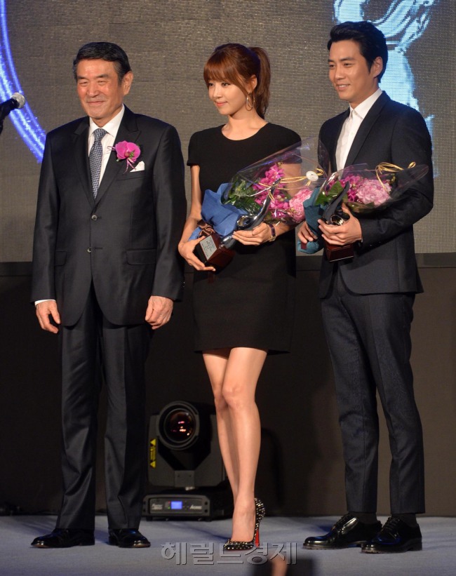 남궁원(좌부터/홍경일/영화배우/탤런트),한지혜(이지혜/탤런트/영화배우),주상욱(탤런트/영화배우)
푸르스름한 수술복과 하얀 가운만 입었던 ‘굿닥터’ 주상욱, 차도녀와 명랑한 캔디를 오간 1인2역으로 호평받았던 한지혜가 동아TV(대표이사 조진래) 주최 ‘2013 헤럴드ㆍ동아TV 라이프스타일 어워드’에서 베스트 드레서로 선정됐다.