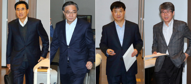 안민수(좌부터/기업인/삼성생명부사장),김영기(기업인/삼성전자부장/부사장),김종호(기업인/삼성전자부사장),박동건(기업인/삼성디스플레이사장)
삼성그룹 신임사장들이 4일 수요일 서초동 삼성전자 사옥으로 모였다. 지난 2일에 있었던 사장단 인사 이후 처음 열리는 “삼성 수요 사장단회의”에 참석하기 위해 모인 것이다.