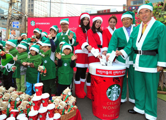 Starbucks Coffee Korea on Wednesday held a joint fund-raising campaign, “Santa Barista,” with ChildFund Korea in Mugyo-dong, downtown Seoul. The proceeds will be sent to children of underprivileged families.   Starbucks Coffee Korea