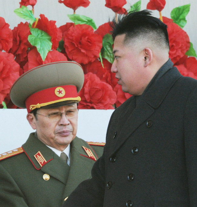 김정은(정치인/북한국방위원회제1위원장)
<YONHAP PHOTO-2137> 북한 김정은과 장성택 (도쿄 교됴통신=연합뉴스) 김정은 북한 국방위 제1위원장의 고모부이자 김정은 체제의 2인자 역할을 해 온 장성택 북한 국방위원회 부위원장이 최근 실각했을 가능성이 높은 것으로 알려졌다. 국가정보원은 3일 "최근 노동당 행정부 내 장성택의 핵심 측근들에 대한 공개처형 사실이 확인됐으며, 장성택도 실각했을 가능성이 농후한 것으로 보인다"는 내용을 국회 정보위 민주당 간사인 정청래 의원 등에게 보고한 것으로 알려졌다. 사진은 2012년 2월 평양에서 열린 군사 퍼리에드 당시 김정은 제1위원장과 장성택 부위원장의 모습. 2013.12.3 photo@yna.co.kr/2013-12-03 22:09:34/ <저작권자 ⓒ 1980-2013 ㈜연합뉴스. 무단 전재 재배포 금지.>
Jang Song-thaek (left) is seen with Kim Jong-un (right) during a military parade in Pyongyang in February 2012. Jang was reportedly relieved from all political responsibilities in a political purge.   Kyodo News-Yonhap News.
