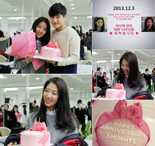 박신혜(좌부터/탤런트/영화배우),강하늘(김하늘/영화배우)
박신혜 데뷔 10주년 파티 현장이 공개돼 눈길을 끌었다.