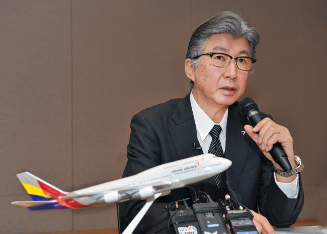 야마무라아키요시(YamamuraAkiyoshi/아시아나항공안전보안실부사장)
Asiana Airlines’ new chief safety officer, Akiyoshi Yamamura, speaks at a press meeting at the company’s headquarters in western Seoul on Wednesday.   Asiana Airlines