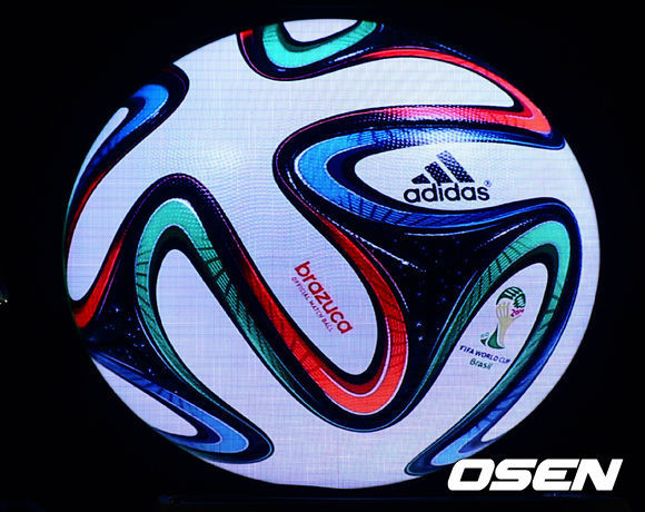 월드컵 조추첨을 앞두고 포트 배정이 발표됐다.
국제축구연맹(FIFA)은 4일(한국시각) 브라질 코스타 도 사우이페에서 조추첨 포트배정을 발표했다. 한국은 3포트에 배정됐다.
[사진=OSEN]