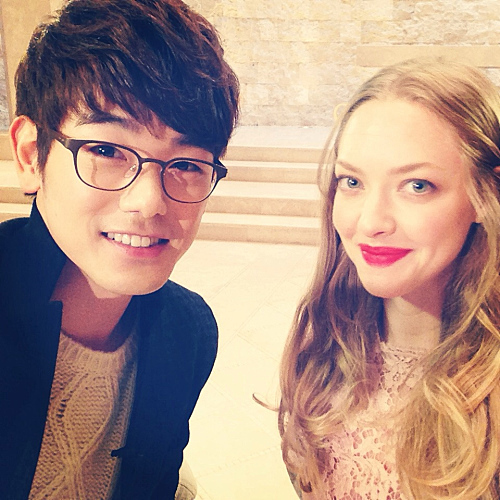 에릭남(좌부터/남윤도/가수),아만다사이프리드(AmandaSeyfried/영화배우)
MBC 가수 오디션 프로그램 ’위대한탄생2‘ 출신 가수 에릭남과 세계적 모델 겸 배우 아만다 사이프리드의 인증샷이 화제다.