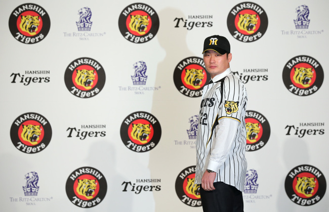 오승환(야구선수/한신타이거즈투수)
Oh Seung-hwan poses with his new uniform in Seoul on Wednesday.   Yonhap News
