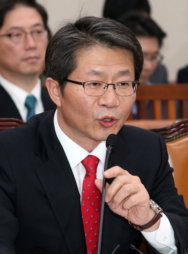 류길재(정무직공무원/전교수/통일부장관)
<YONHAP PHOTO-1254> 답변하는 류길재 장관 (서울=연합뉴스) 배정현 기자 = 류길재 통일부 장관이 4일 오후 국회 외교통일위원회에서 열린 현안 간담회에서 의원들의 질문에 답하고 있다. 2013.12.4 doobigi@yna.co.kr/2013-12-04 15:38:00/ <저작권자 ⓒ 1980-2013 ㈜연합뉴스. 무단 전재 재배포 금지.>
Unification Minister Ryoo Kihl-jae speaks to lawmakers Wednesday. Yonhap News