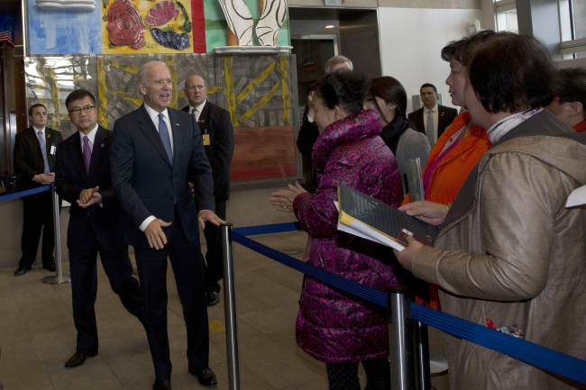 조바이든(JoeBiden/정치인/미국부통령)
U.S. Vice President Joe Biden (third from left) and U.S. Ambassador to China Gary Locke (second from left) meet visa applicants at the U.S. Embassy Consular Section in Beijing on Wednesday.   AP-Yonhap News