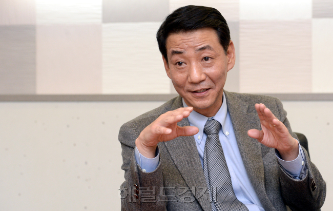 권용원(기업인/키움증권대표이사사장)
인생에서 맞닥뜨리는 낯섦에 대한 두려움은 크기 마련이다. 하지만 이에 겁없이 맞선다면 삶의 궤적은 극적으로 바뀌기도 한다.