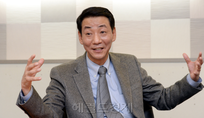 권용원(기업인/키움증권대표이사사장)
인생에서 맞닥뜨리는 낯섦에 대한 두려움은 크기 마련이다. 하지만 이에 겁없이 맞선다면 삶의 궤적은 극적으로 바뀌기도 한다.