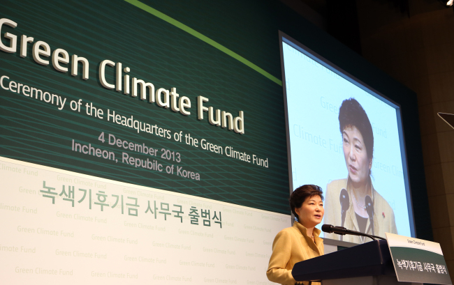 박근혜(대통령/대한민국대통령)
President Park Geun-hye speaks at the opening ceremony of the Green Climate Fund headquarters in Songdo, Incheon, Wednesday. (Yonhap News)
