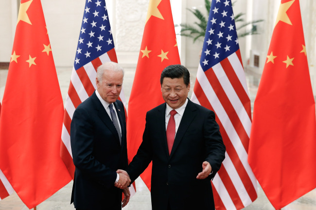 조바이든(좌부터/JoeBiden/정치인/미국부통령),시진핑(XiJinping/정치인/중국국가주석/중국공산당중앙군사위원회주석)
Chinese President Xi Jinping (Right) shakes hands with US Vice President Joe Biden inside the Great Hall of the People in Beijing on December 4, 2013. (Yonhap News)