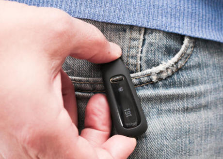 대표적인 스마트 센서 디바이스 핏빗(Fitbit)사의 원(one). 지금은 스마트폰, PC 등과 연동되는 수준이지만 블루투스 4.1을 채택하면 웹에 바로 접속돼 사용자의 신체활동 정보를 직접 제공할 수 있게 된다.