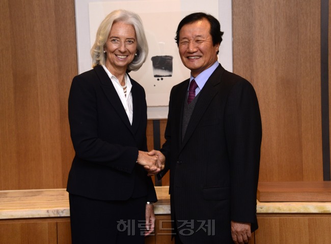 윤증현 전 기획재정부 장관과 크리스틴 라가르드 국제통화기금(IMF) 총재가 5일 오전 서울 장충동 신라호텔에서 조찬회동을 가지고 있다. 이 날 조찬에서는 윤 전 장관의 아내와 딸이 참석해 사적인 만남으로 알려졌다. 박해묵 기자/mook@heraldcorp.com
윤증현 전 기획재정부 장관과 크리스틴 라가르드 국제통화기금(IMF) 총재가 5일 오전 서울 장충동 신라호텔에서 조찬회동을 가지고 있다. 이 날 조찬에서는 윤 전 장관의 아내와 딸이 참석해 사적인 만남으로 알려졌다. 박해묵 기자/mook@heraldcorp.com
윤증현 전 기획재정부 장관과 크리스틴 라가르드 국제통화기금(IMF) 총재가 5일 오전 서울 장충동 신라호텔에서 조찬회동을 가지고 있다. 이 날 조찬에서는 윤 전 장관의 아내와 딸이 참석해 사적인 만남으로 알려졌다. 박해묵 기자/mook@heraldcorp.com