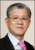 최신원(기업인/SKC대표이사회장/경기사회복지공동모금회회장/수원상공회의소회장)
SK그룹 오너 경영인 중 좌장 격인 최신원 SKCㆍSK텔레시스 회장이 최근 자신의 양대 축이라 할 수 있는 기부와 그룹에 대해 잇달아 ‘큰 형님 행보’에 나서고 있다.