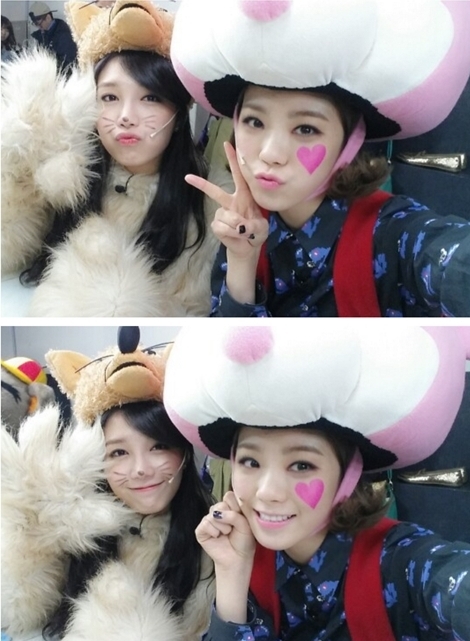 정은지(좌부터/가수/탤런트/에이핑크),리지(가수/애프터스쿨/오렌지캬라멜/애프터스쿨블루)
걸그룹 애프터스쿨의 리지는 12월3일 자신의 트위터를 통해 “짠! 여우랑 분홍이 인형극. 부산자매 은지랑 신화방송 쿄쿄쿄쿄”라는 글과 함께 에이핑크 정은지와 찍은 사진을 게재했다.