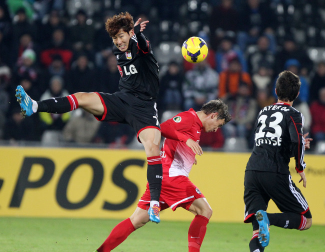 손흥민(축구선수/TSV바이엘04레버쿠젠포워드)
Bayer Leverkusen’s Son Heung-min (left) and Freiburg’s Oliver Sorg challenge for the ball in Freiburg, Germany, Wednesday.   AP-Yonhap News