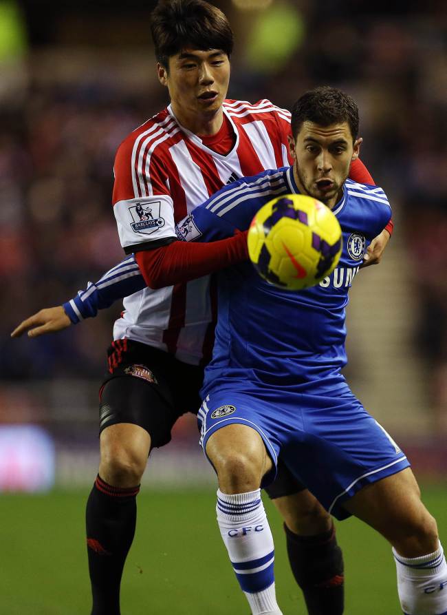 기성용(축구선수/선덜랜드AFC미드필더)
Sunderland’s Ki Sung-yueng (left) and Chelsea’s Eden Hazard vie for the ball on Wednesday.   AFP-Yonhap News