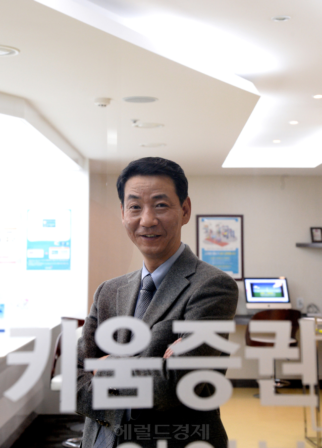 권용원(기업인/키움증권대표이사사장)
권용원 키움증권 대표를 알게 된 것은 1980년대 중반 권 대표가 기술고시를 거쳐 상공부 사무관이 되면서부터다. 내가 1990년대 초 전자공업국장으로 부임하자 그는 우리나라 통신산업을 아날로그에서 디지털로 바꾸는 핵심업무를 담당하고 있었다. 역대 국장은 그가 국전체에서 핵심업무를 하고 있었기 때문에 전보나 당시 잘나가는 공무원이 선호하는 해외유학도 보내지 않았다. 일분 일초라도 없으면 업무가 마비됐기 때문이다.