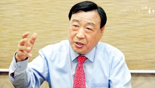 이희범(경제기관단체인/전기업인/LG상사고문/한국경영자총협회회장)
권용원 키움증권 대표를 알게 된 것은 1980년대 중반 권 대표가 기술고시를 거쳐 상공부 사무관이 되면서부터다. 내가 1990년대 초 전자공업국장으로 부임하자 그는 우리나라 통신산업을 아날로그에서 디지털로 바꾸는 핵심업무를 담당하고 있었다. 역대 국장은 그가 국전체에서 핵심업무를 하고 있었기 때문에 전보나 당시 잘나가는 공무원이 선호하는 해외유학도 보내지 않았다. 일분 일초라도 없으면 업무가 마비됐기 때문이다.