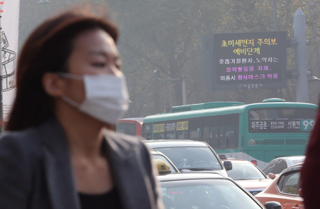 An electronic board displays a warning on the high level of fine dust in the air near City Hall in Seoul on Wednesday.   Yonhap News